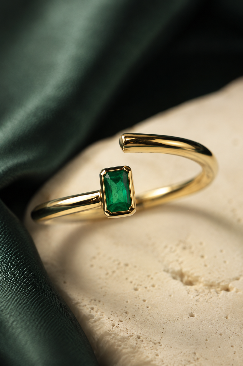 Anillo Oro 18K con Esmeralda Natural Colombiana -  Velvet