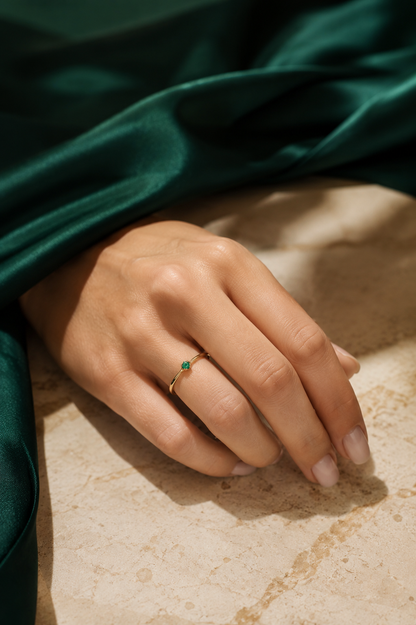 Anillo Solitario Oro 18K con Esmeralda Natural Colombiana