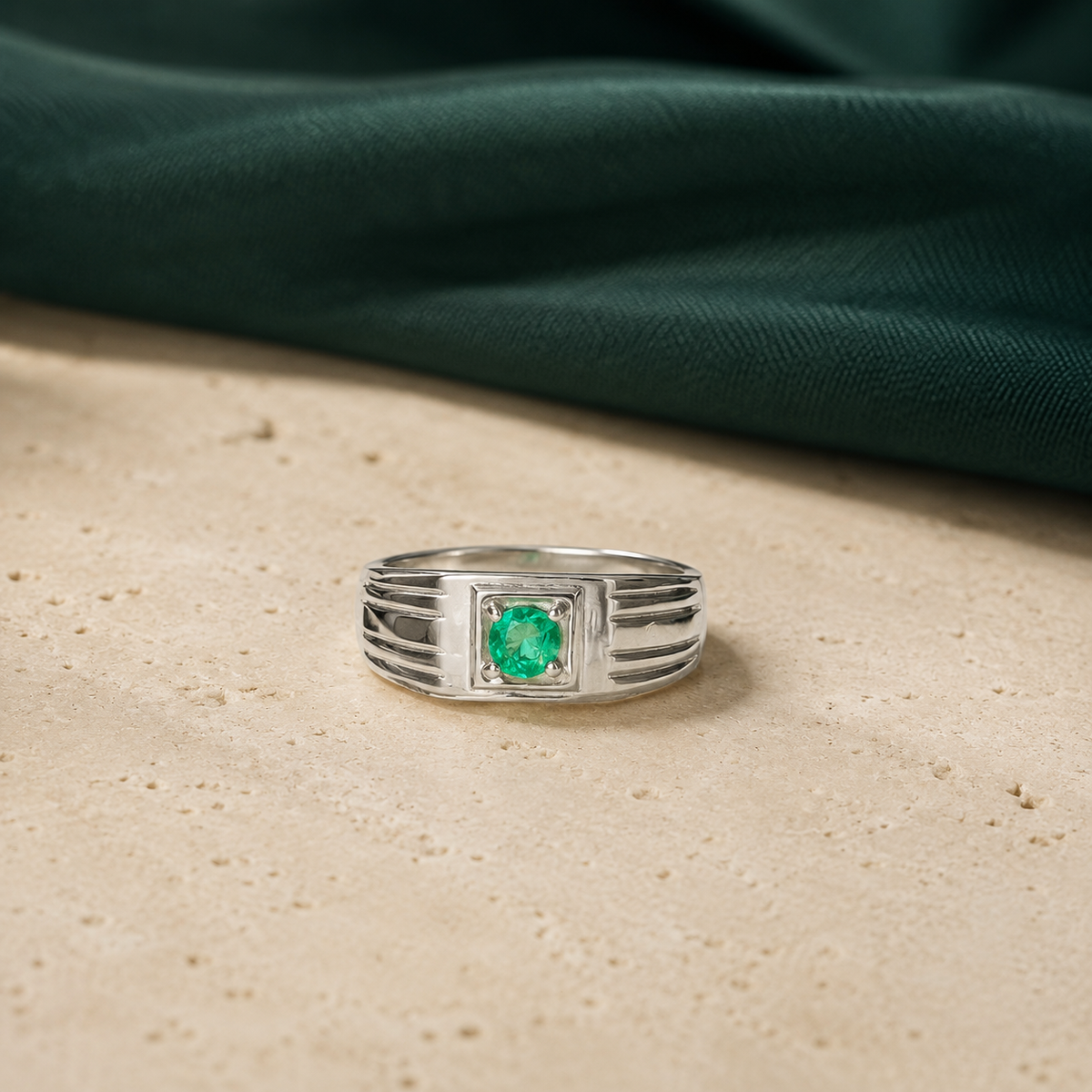 Anillo Escudo — Plata 925 y Esmeralda Colombiana