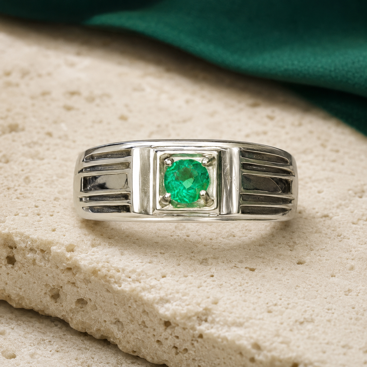 Anillo Escudo — Plata 925 y Esmeralda Colombiana