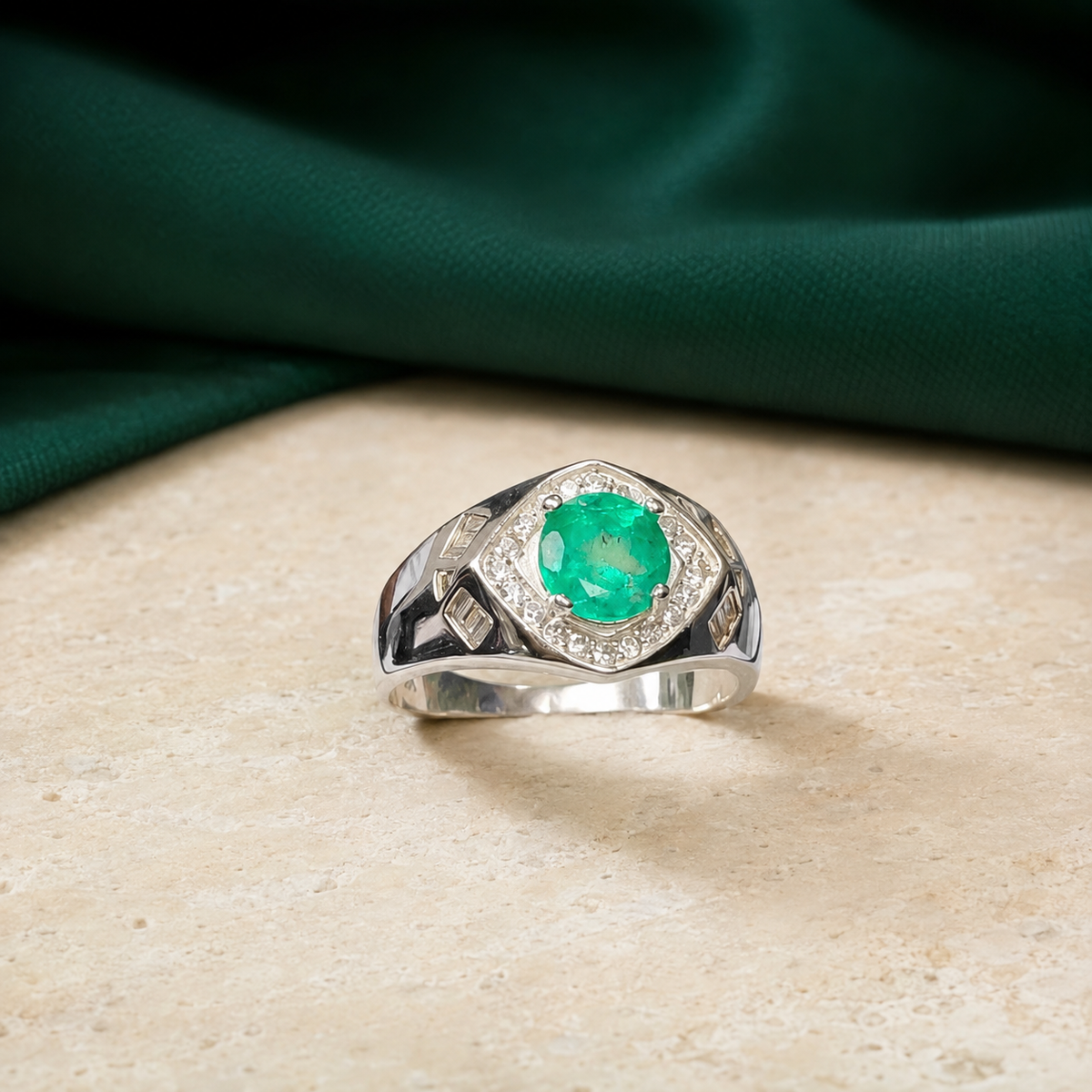 Anillo Forja — Plata Italiana y Esmeralda Colombiana