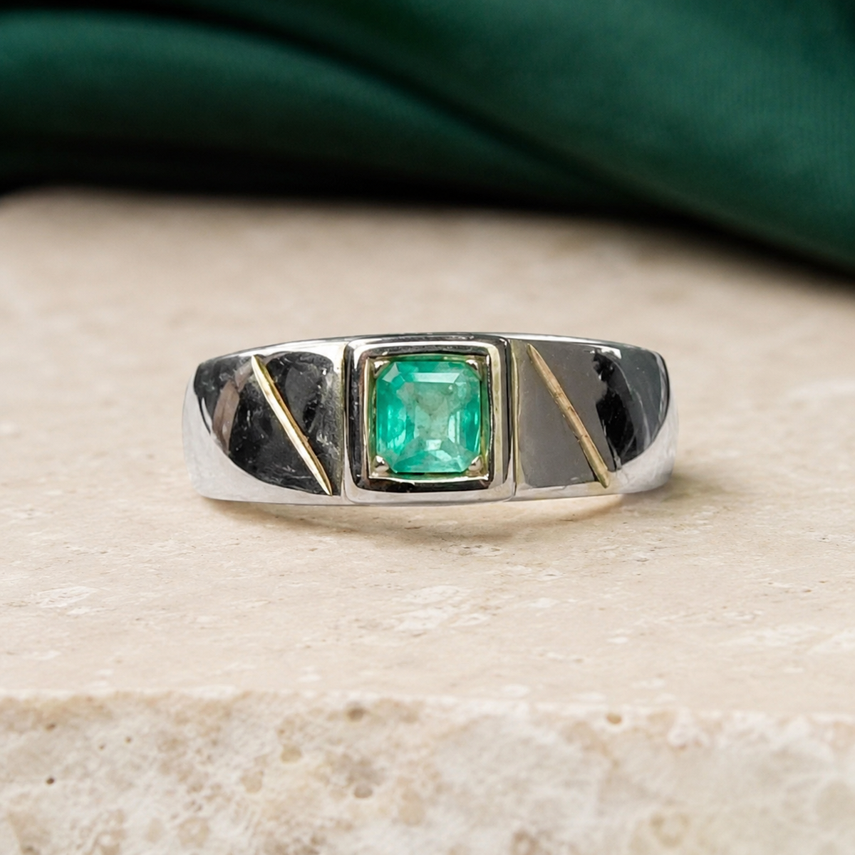 Anillo Crónica — Plata Italiana y Esmeralda Colombiana