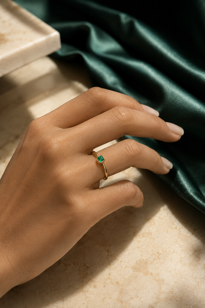 Anillo Oro 18K con Esmeralda Natural Colombiana - Deluxe