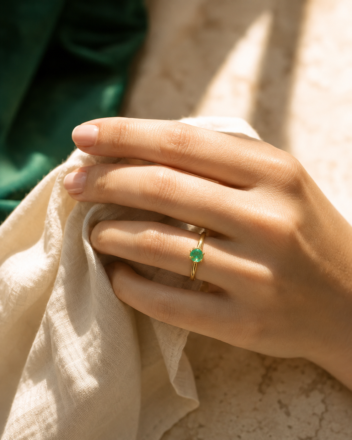 Anillo Solitario Oro 18K con Esmeralda Natural Colombiana
