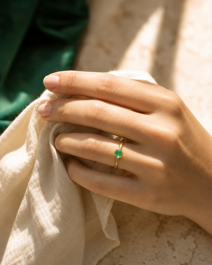 Anillo Solitario Oro 18K con Esmeralda Natural Colombiana